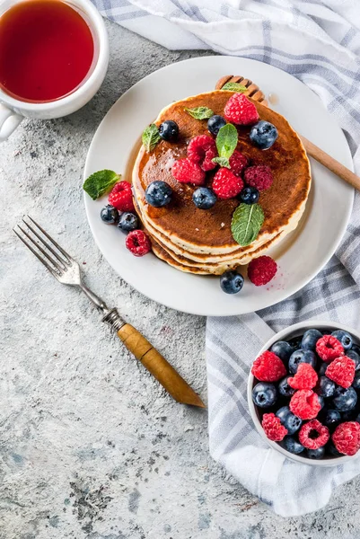Pancake Amerika dengan buah berry segar — Stok Foto