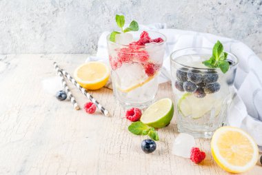 Çeşitli berry limonata veya mojito kokteyller, taze buzlu limon lim