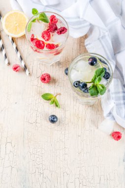 Çeşitli berry limonata veya mojito kokteyller, taze buzlu limon lim