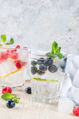 Çeşitli berry limonata veya mojito kokteyller, taze buzlu limon lim