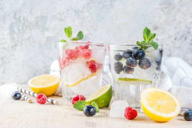 Çeşitli berry limonata veya mojito kokteyller, taze buzlu limon lim