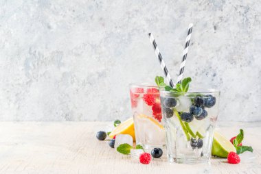 Çeşitli berry limonata veya mojito kokteyller, taze buzlu limon lim