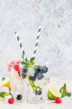 Çeşitli berry limonata veya mojito kokteyller, taze buzlu limon lim
