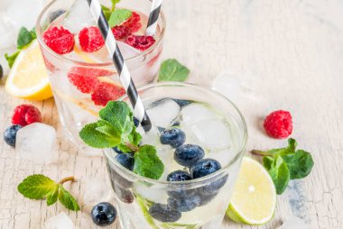 Çeşitli berry limonata veya mojito kokteyller, taze buzlu limon lim