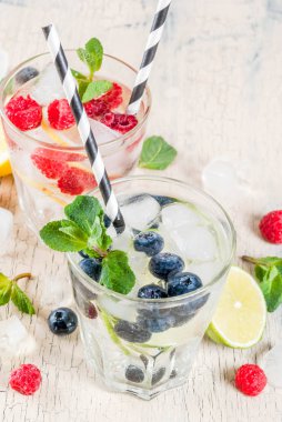 Çeşitli berry limonata veya mojito kokteyller, taze buzlu limon lim