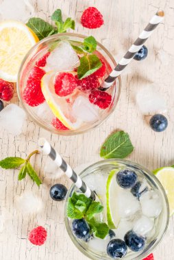 Çeşitli berry limonata veya mojito kokteyller, taze buzlu limon lim