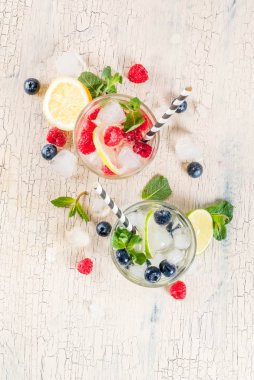 Çeşitli berry limonata veya mojito kokteyller, taze buzlu limon lim
