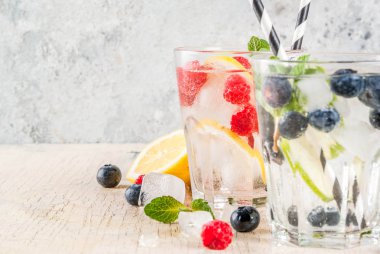 Çeşitli berry limonata veya mojito kokteyller, taze buzlu limon lim