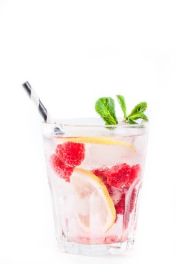Çeşitli berry limonata veya mojito kokteyller, taze buzlu limon lim