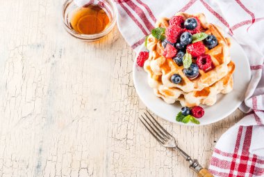 Belçika waffle ahududu, yaban mersini ve şurubu, homemad ile