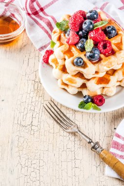 Belçika waffle ahududu, yaban mersini ve şurubu, homemad ile