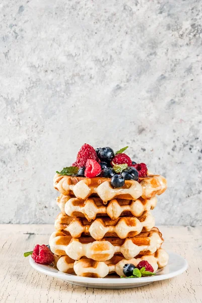 Belgische Waffeln mit Himbeeren, Blaubeeren und Sirup, hausgemacht — Stockfoto