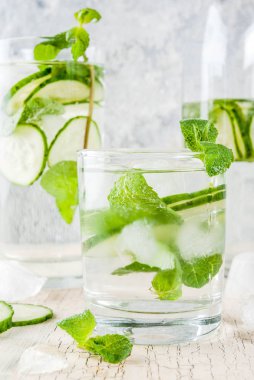 Nane ve salatalık su infüzyon