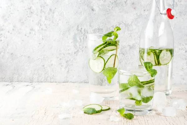 Mynta och gurka infunderas vatten — Stockfoto