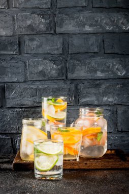 Çeşitli narenciye içki kümesi