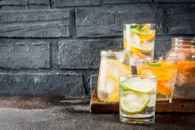 Çeşitli narenciye içki kümesi