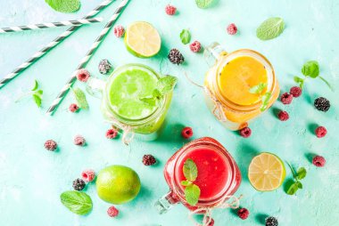 Renkli meyve ve sebze smoothies