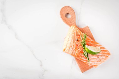 Taze Çiğ somon steak fileto