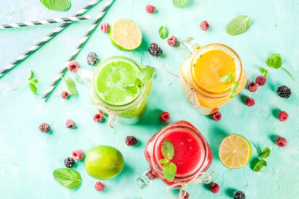 Colorful fruit and veggie smoothies — Stock Photo, Image