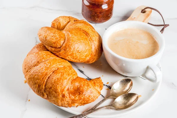 Croissants mit Kaffee — Stockfoto