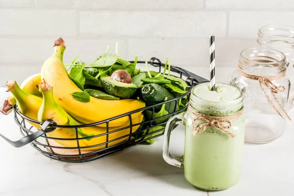 Banana and spinach smoothie — Stock Photo, Image