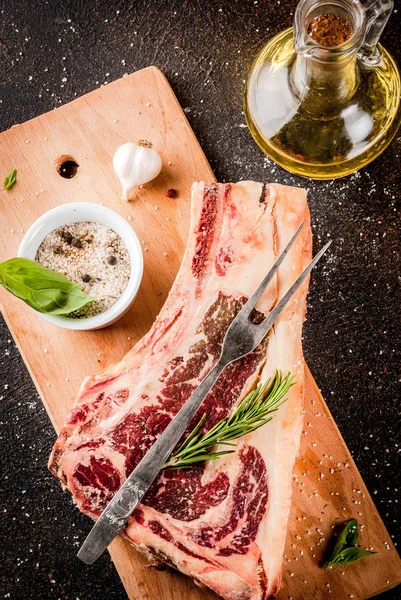 Carne de res cruda bistec striplon —  Fotos de Stock