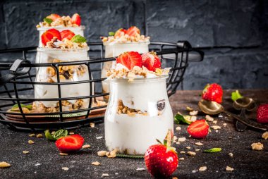 Katmanlı çilekli tatlı