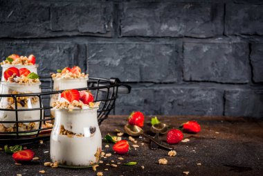 Katmanlı çilekli tatlı