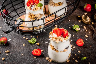 Katmanlı çilekli tatlı