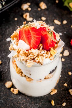 Katmanlı çilekli tatlı