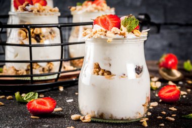 Katmanlı çilekli tatlı