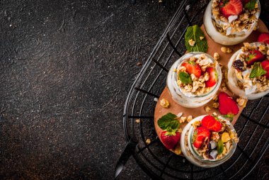 Katmanlı çilekli tatlı