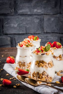 Katmanlı çilekli tatlı