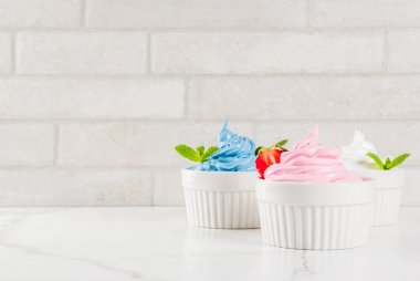 Çeşitli donmuş yoğurt berry