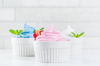 Çeşitli donmuş yoğurt berry