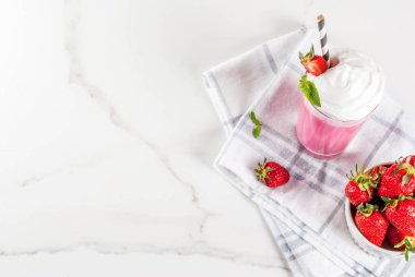 soğuk çilekli milkshake