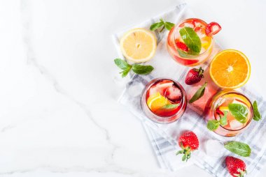 Beyaz, kırmızı ve pembe sangria