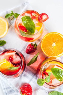 Beyaz, kırmızı ve pembe sangria