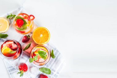 Beyaz, kırmızı ve pembe sangria