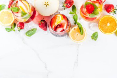 Beyaz, kırmızı ve pembe sangria