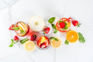 Beyaz, kırmızı ve pembe sangria