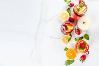 Beyaz, kırmızı ve pembe sangria