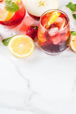 Beyaz, kırmızı ve pembe sangria