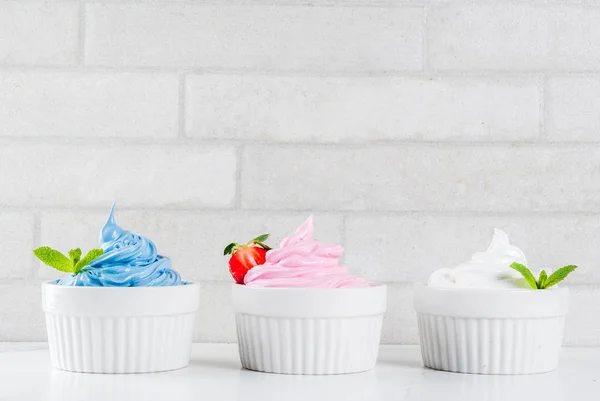Різні ягідні заморожені йогурти — стокове фото