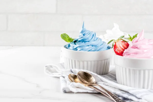 Berbagai berry yogurt beku — Stok Foto
