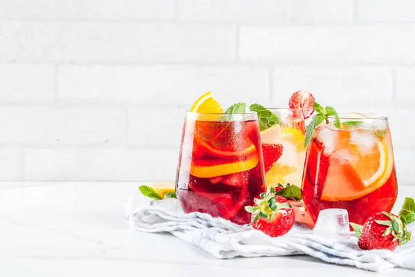 Vitt, rött och rosa sangria — Stockfoto