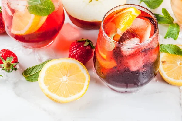 Sangria branca, vermelha e rosa — Fotografia de Stock