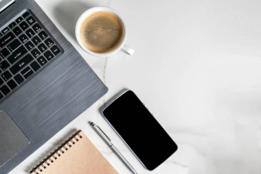 dizüstü bilgisayarlı iş yeri