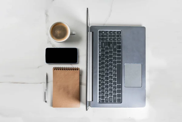 Werkplek met laptop — Stockfoto