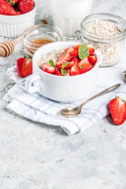 Kahvaltı yulaf ezmesi çilek